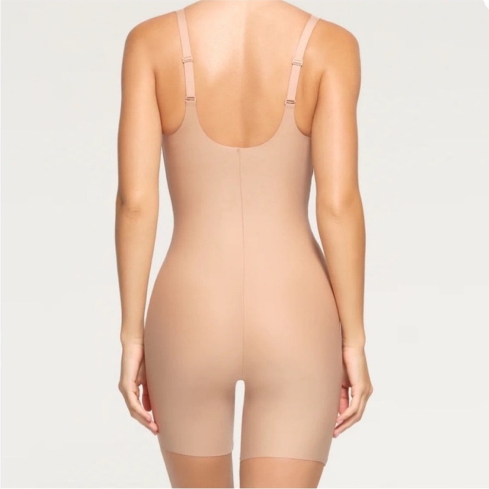 SKIMS BODY PLUNGE MID THIGH BODYSUIT‎ - Picture 2 of 10